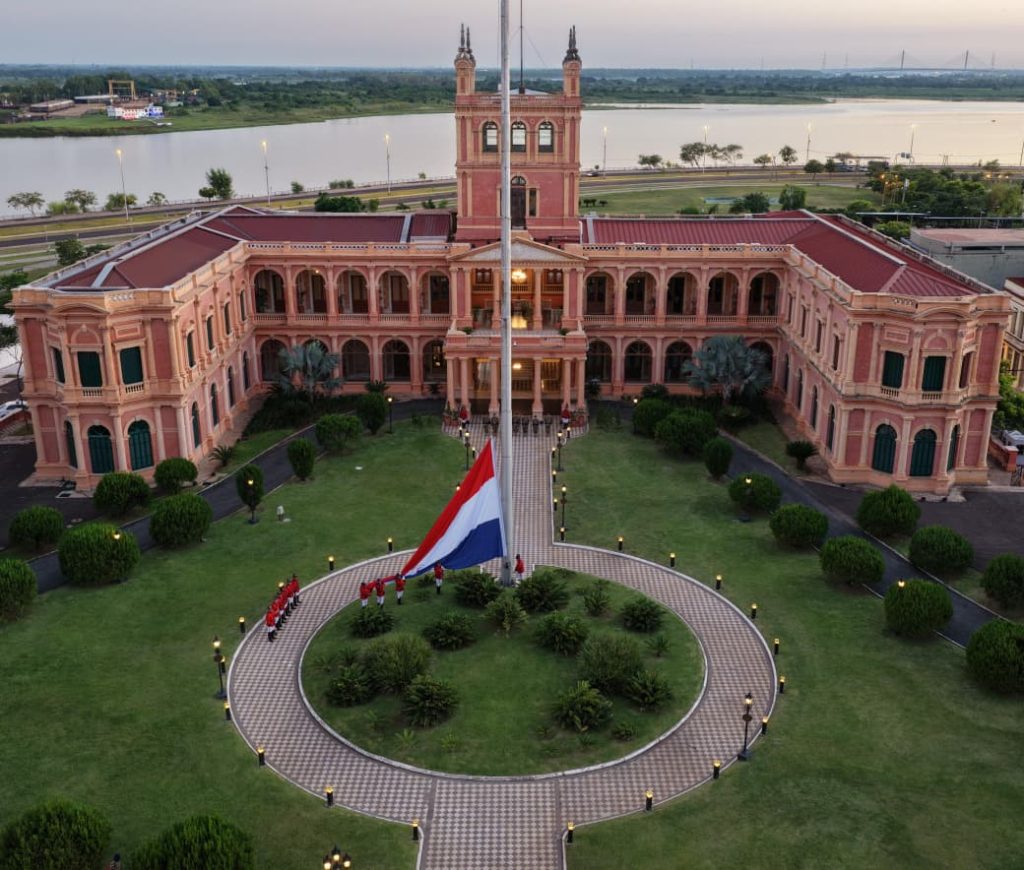 Desde el Palacio de López, se rinde tributo tanto a las figuras históricas como a los héroes anónimos que, con integridad y esfuerzo cotidiano, sostienen el desarrollo del país. Este legado de resiliencia no solo honra el pasado, sino que inspira el compromiso presente de construir una nación próspera y democrática ante el mundo.